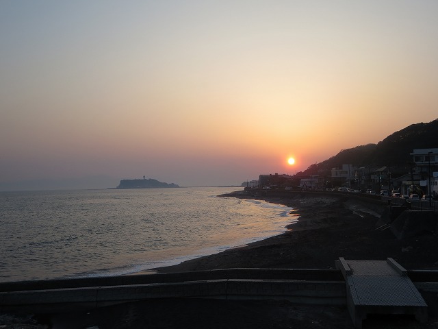 江の島と稲村ヶ崎から見える夕陽と富士山