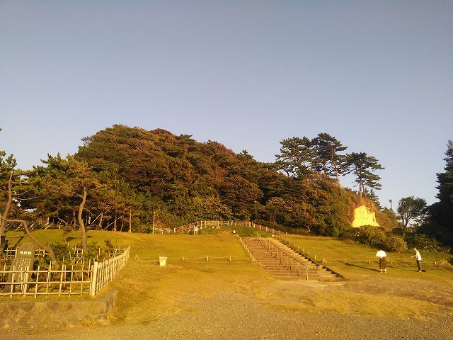 景勝地として知られる稲村ヶ崎公園と周辺の眺め