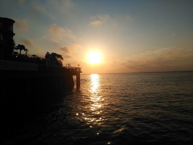 由比ヶ浜海水浴場と江の島の夕方