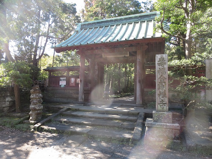 鎌倉五山第三位の「寿福寺」は北条政子が創立？参道の雰囲気が素晴らしい！