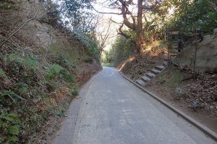 鎌倉七口の一つ「亀ヶ谷坂」と「岩船地蔵堂」